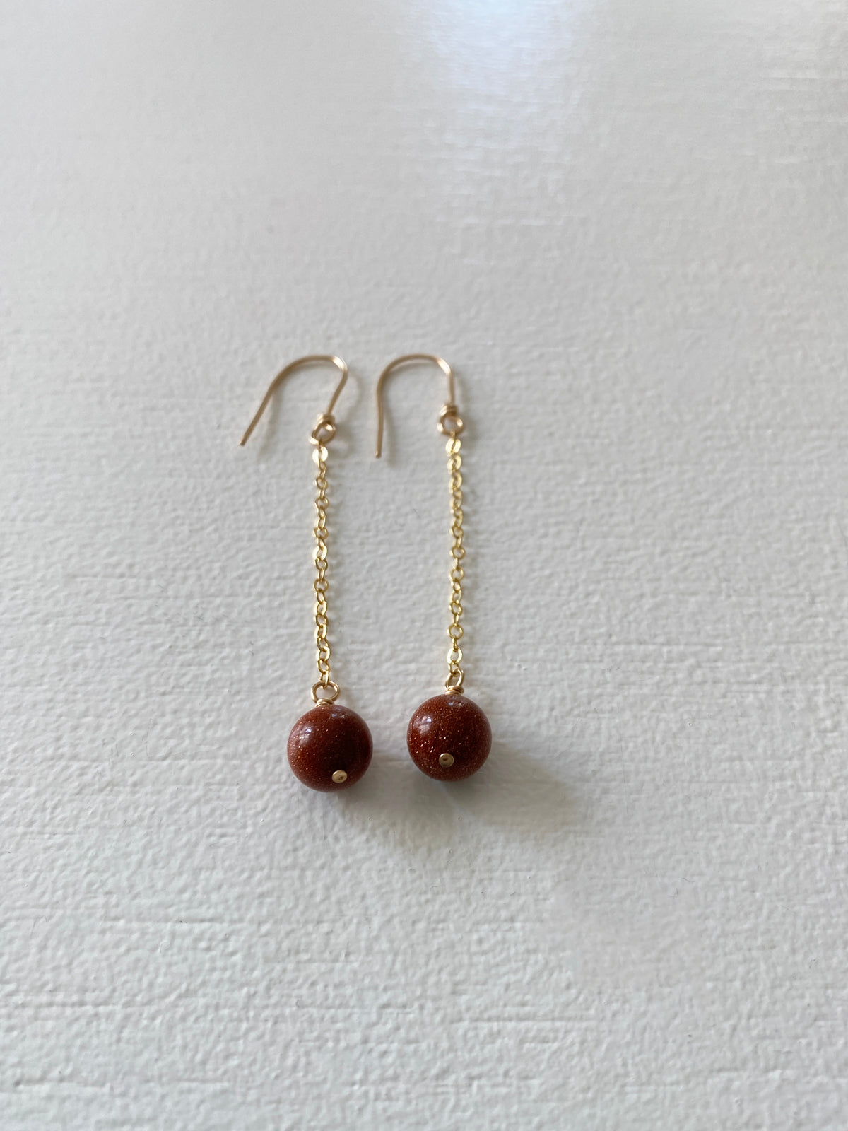14k gold filled örhängen med kedja och bruna goldstone sten