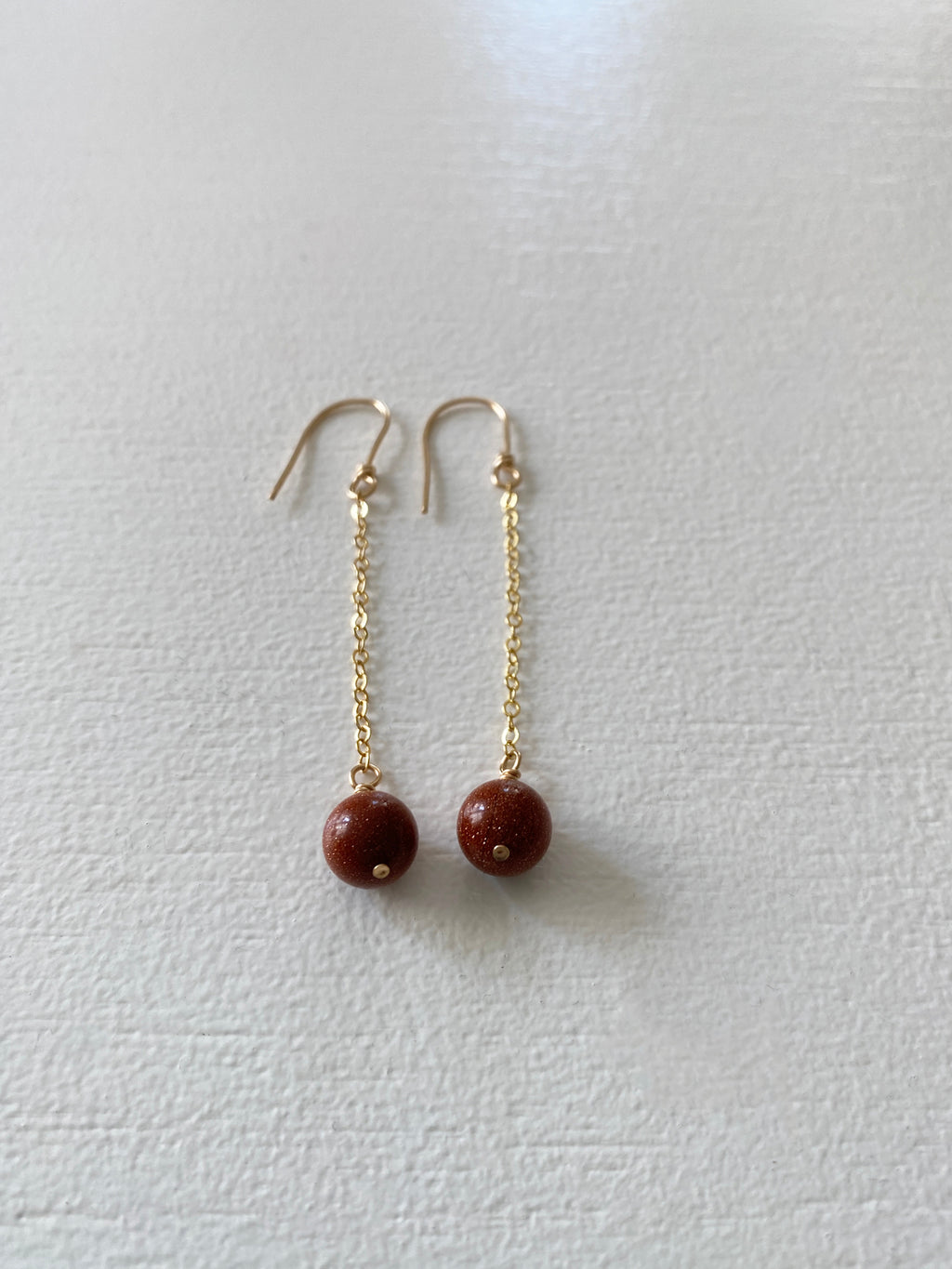 14k gold filled örhängen med kedja och bruna goldstone sten