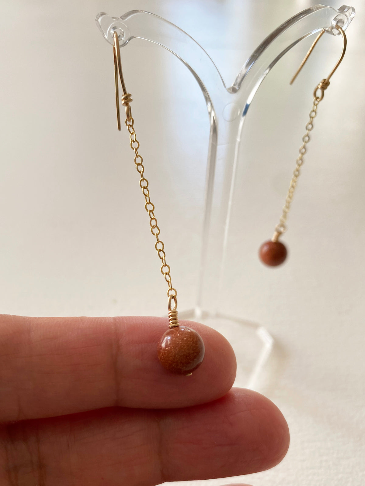 14k gold filled örhängen med kedja och bruna goldstone sten