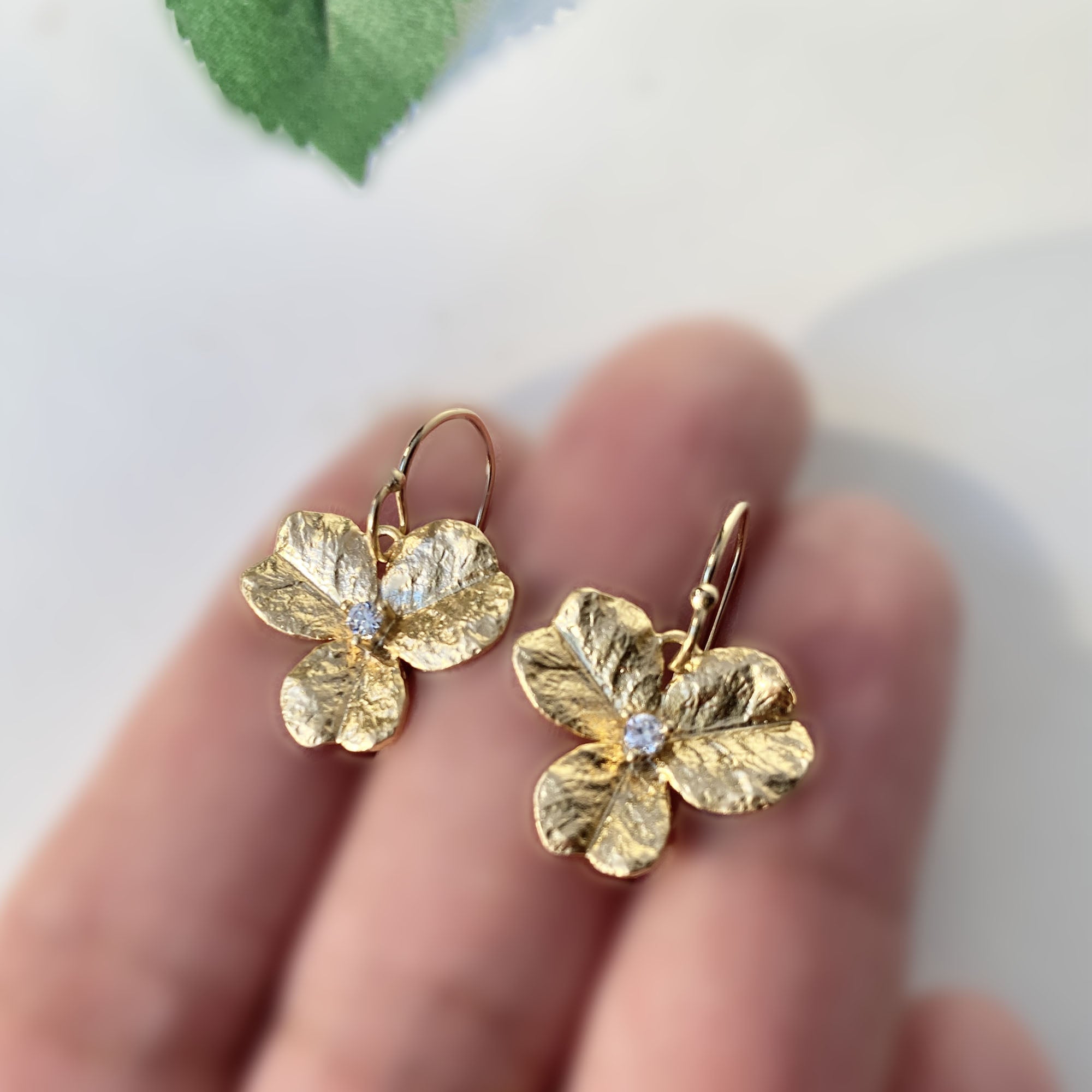 Treklöver korta guldörhängen med cubic zirconia