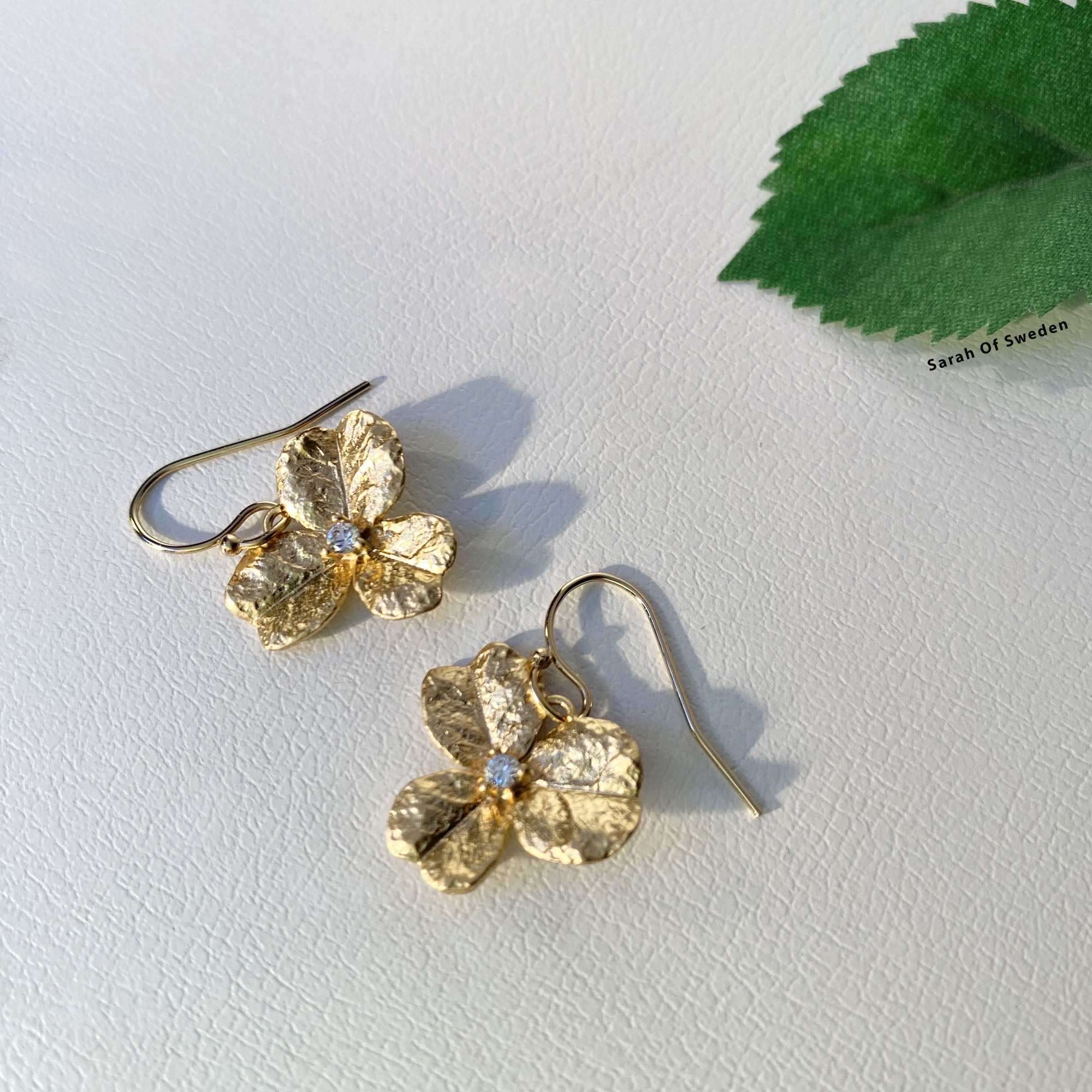 Treklöver korta guldörhängen med cubic zirconia