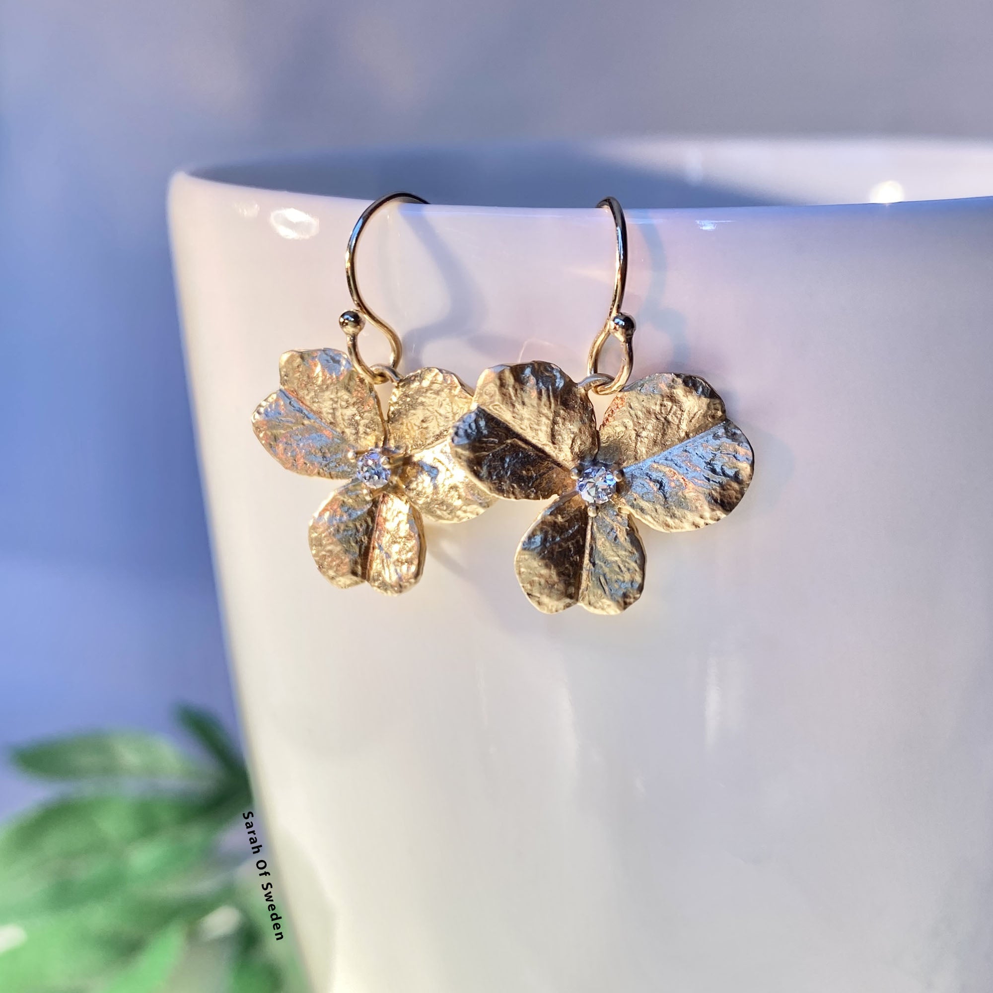 Treklöver korta guldörhängen med cubic zirconia