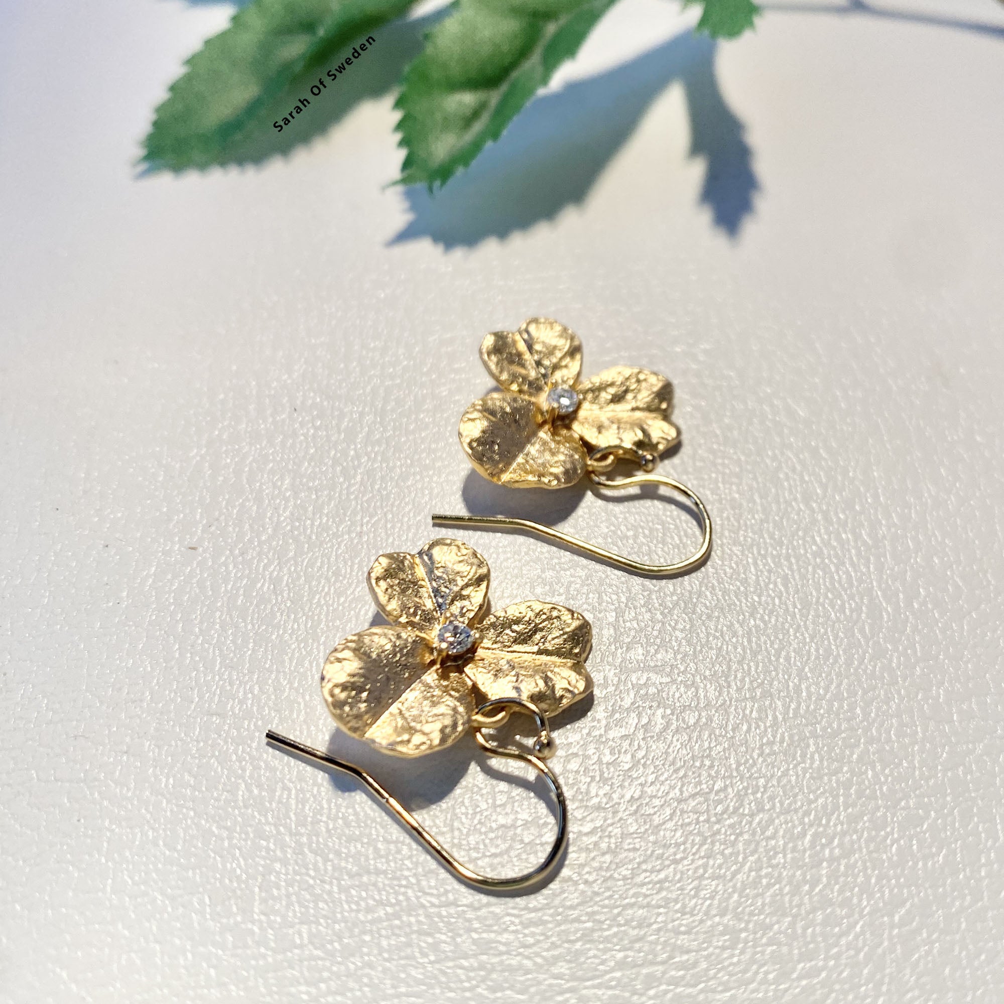 Treklöver korta guldörhängen med cubic zirconia