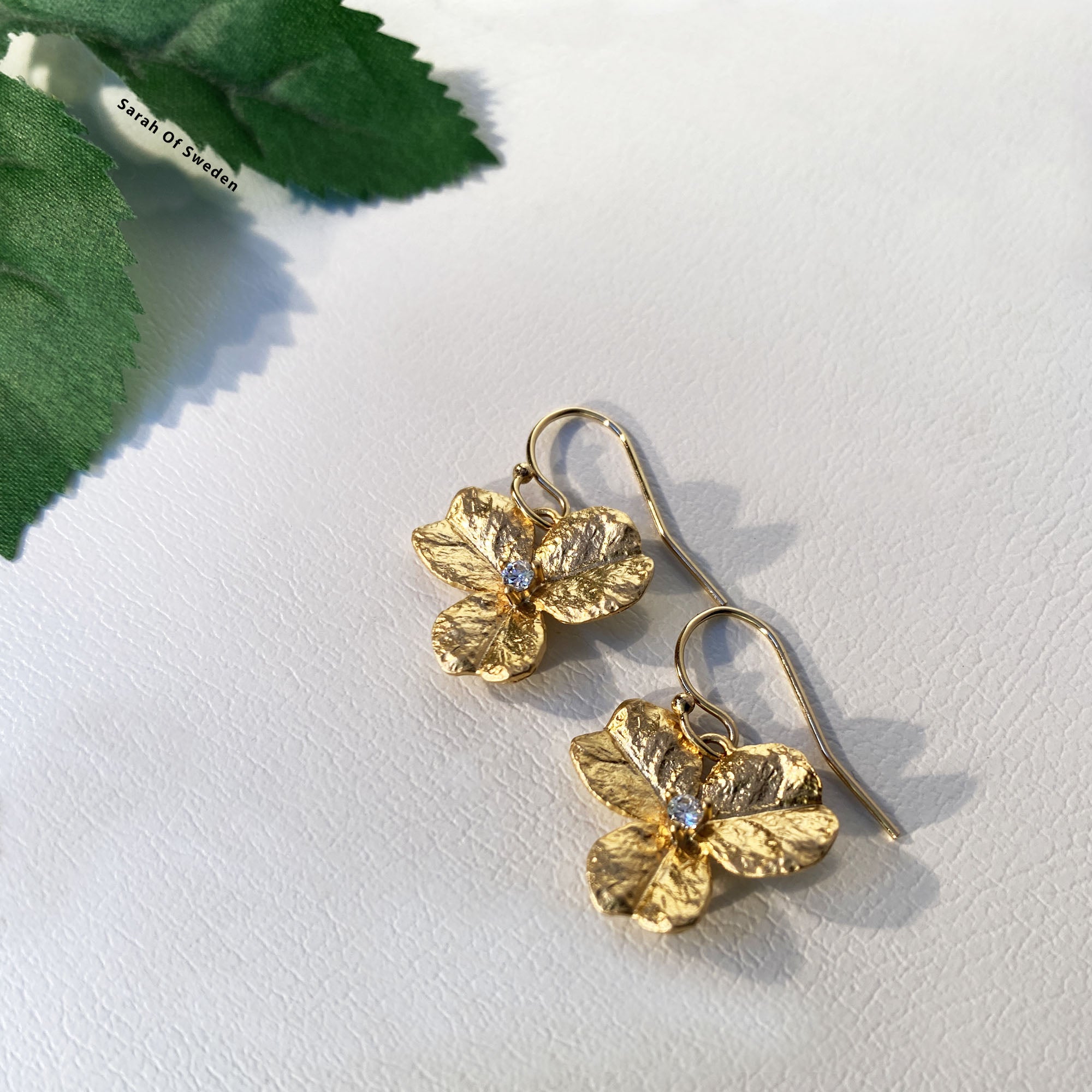 Treklöver korta guldörhängen med cubic zirconia