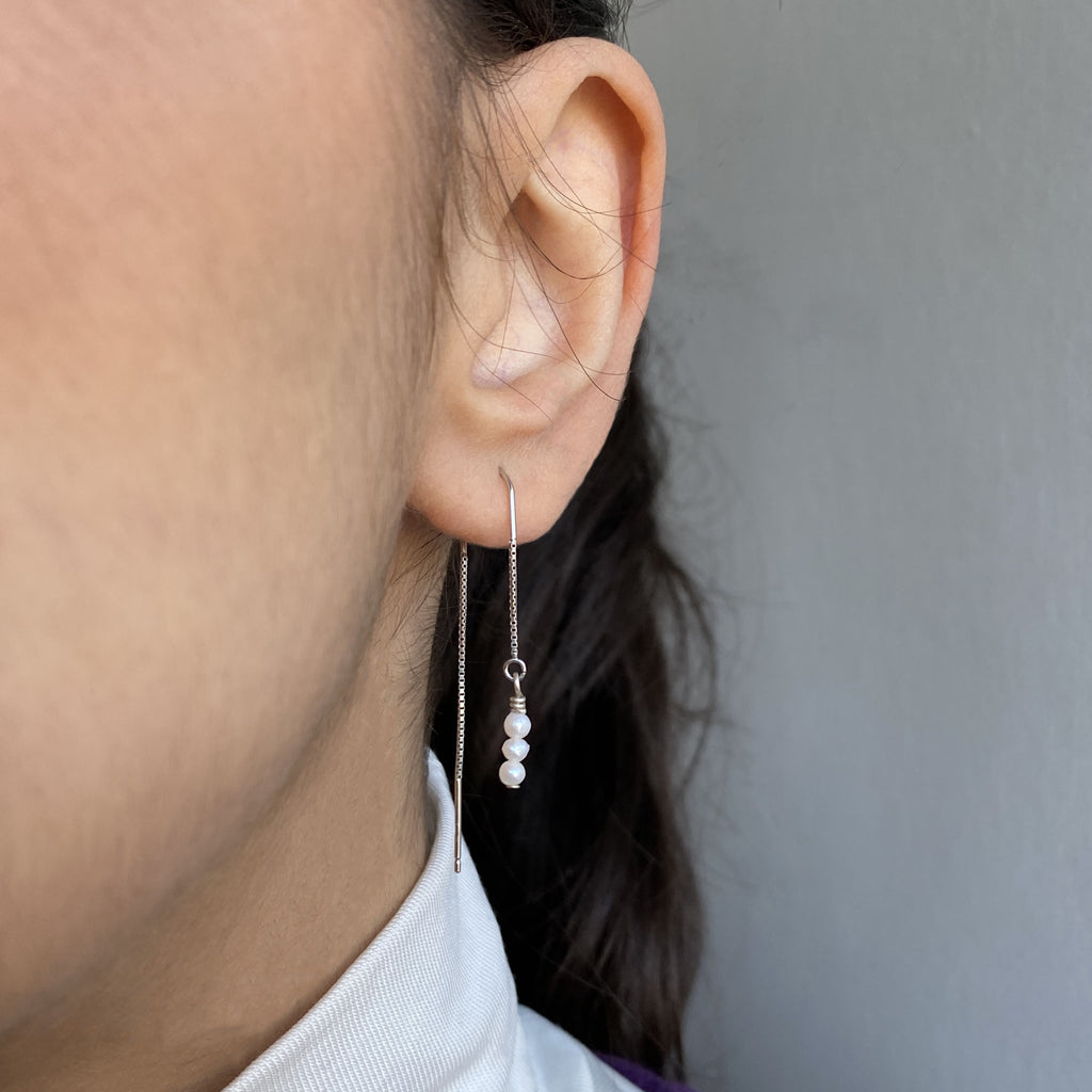 Trendiga halvlånga silverörhängen sötvattenpärla kedja dra igenom örat
