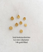 Mini bokstavsbricka halsband i 14k gold filled, bokstavshalsband