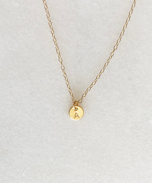 Mini bokstavsbricka halsband i 14k gold filled, bokstavshalsband