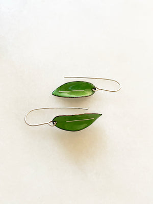 Gröna blad emalj örhängen krok i äkta silver