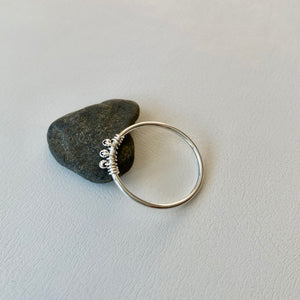 Söt modern ring tunn ring wire wrapped med pärlor i Sterling silver