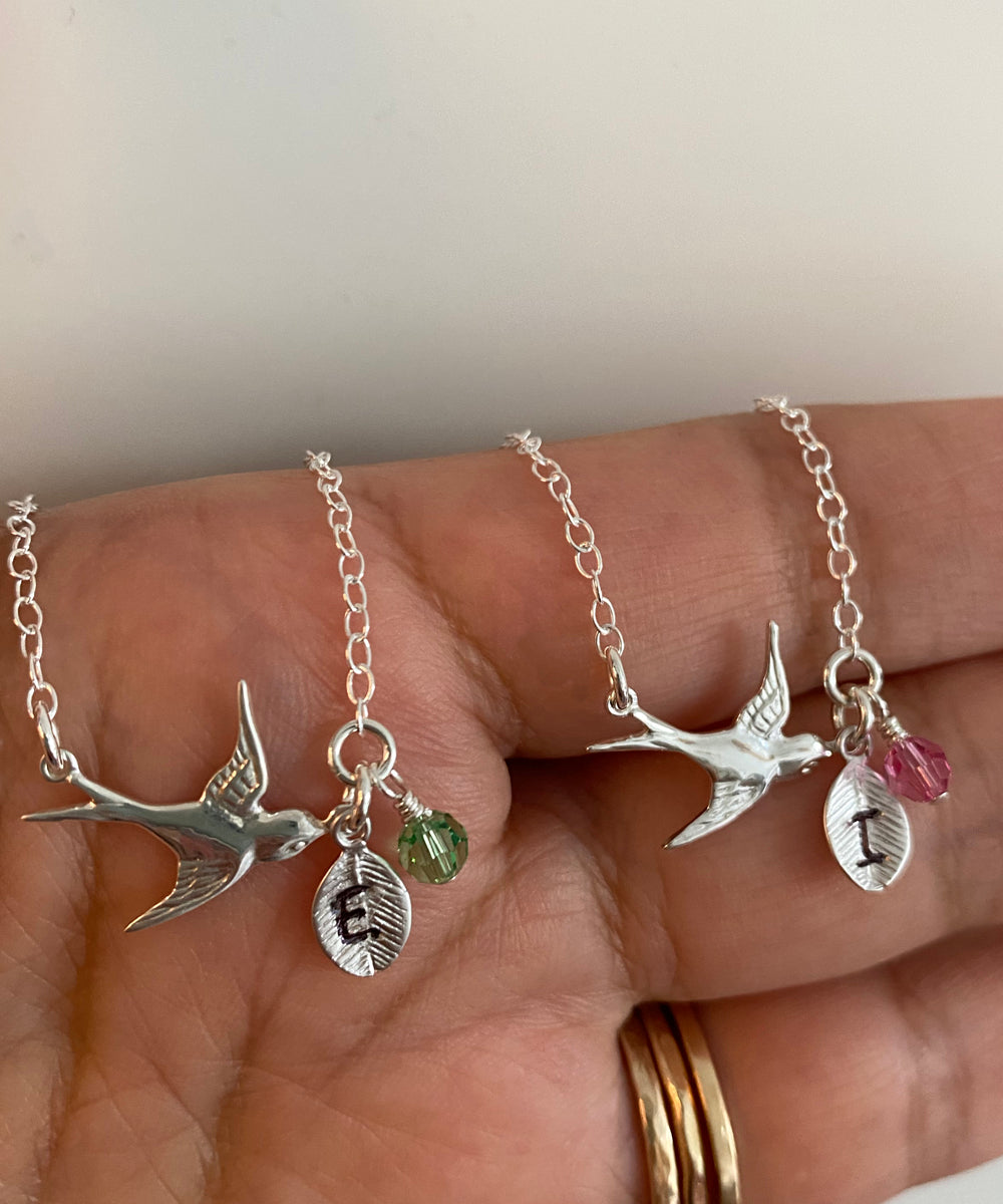 Flygande fågel halsband med bokstav och Swarovski månadssten