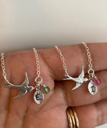 Flygande fågel halsband med bokstav och Swarovski månadssten