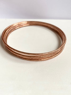 Armring i koppar rund stel ring med hamrad yta