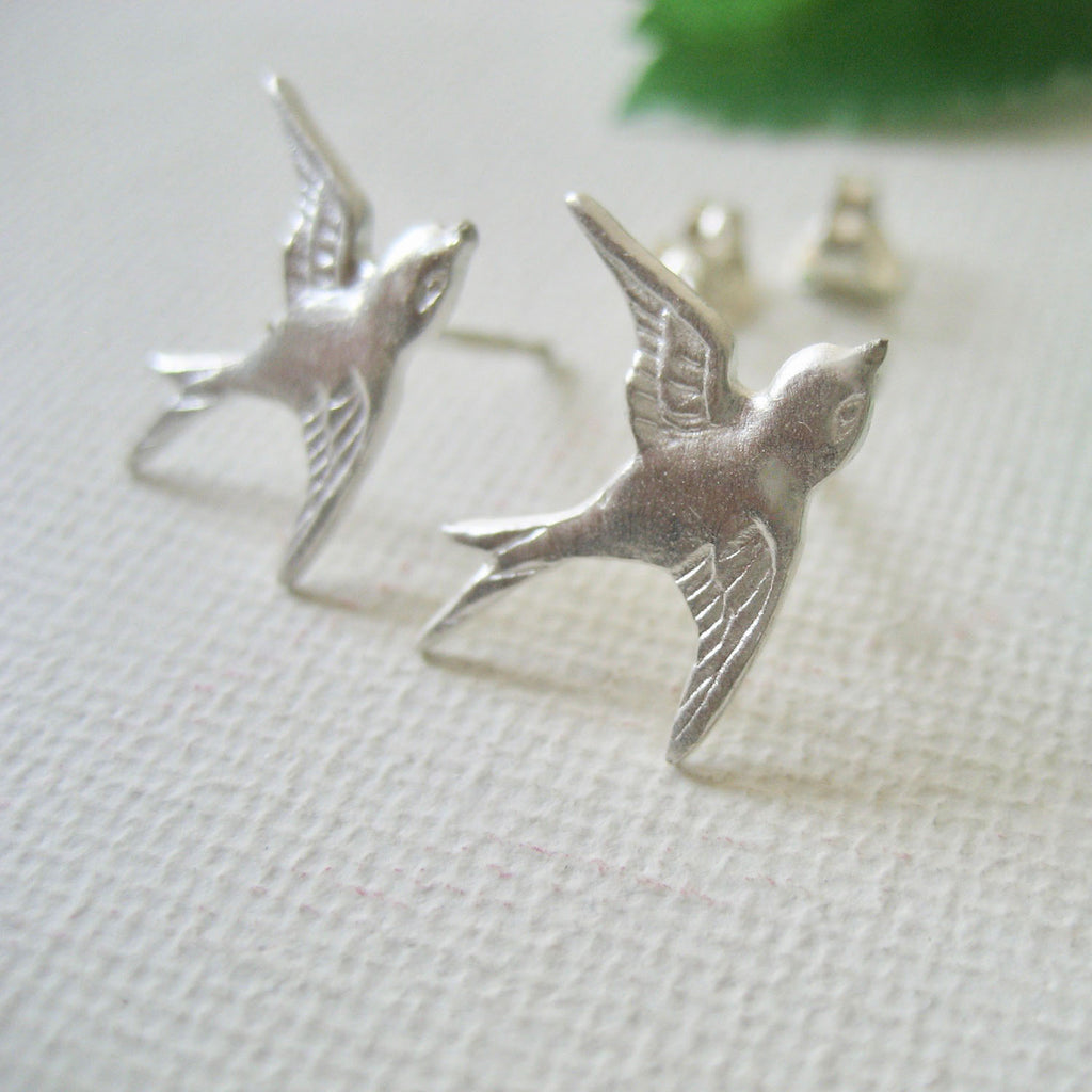 Örhängen fågel, stiftörhängen svala Sterling silver, Flygande svala örhängen