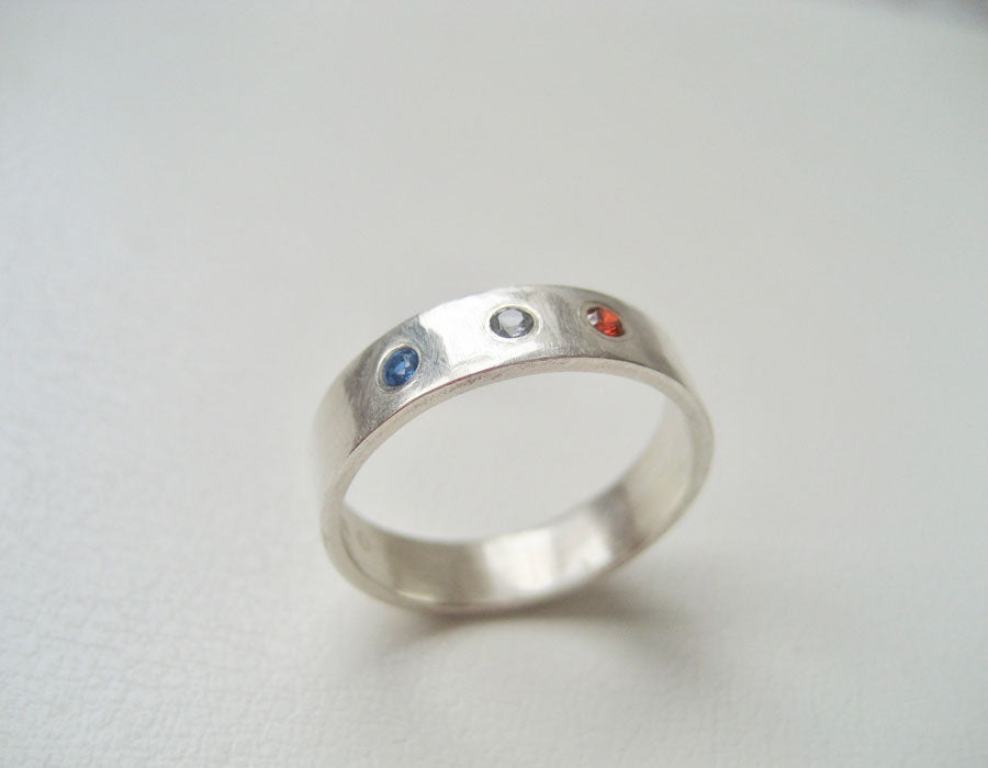 Sterling silver ring med cz månadssten, Bred ring med stenar i cubic zircon