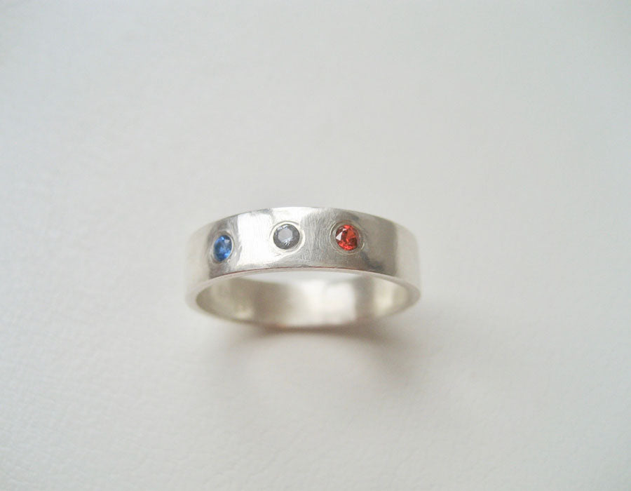 Sterling silver ring med cz månadssten, Bred ring med stenar i cubic zircon