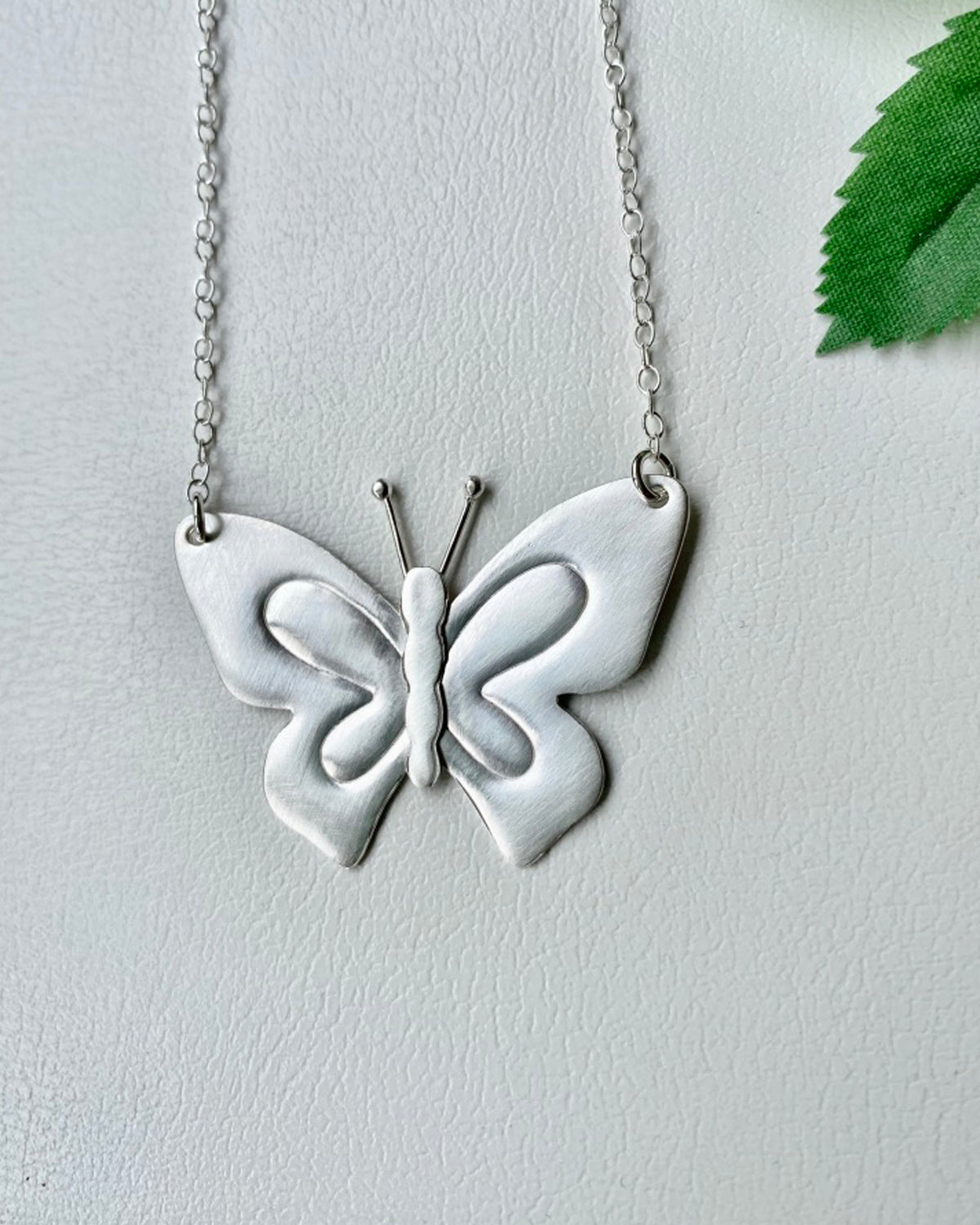 Halsband detaljrik fjäril i äkta silver 925 examenspresent