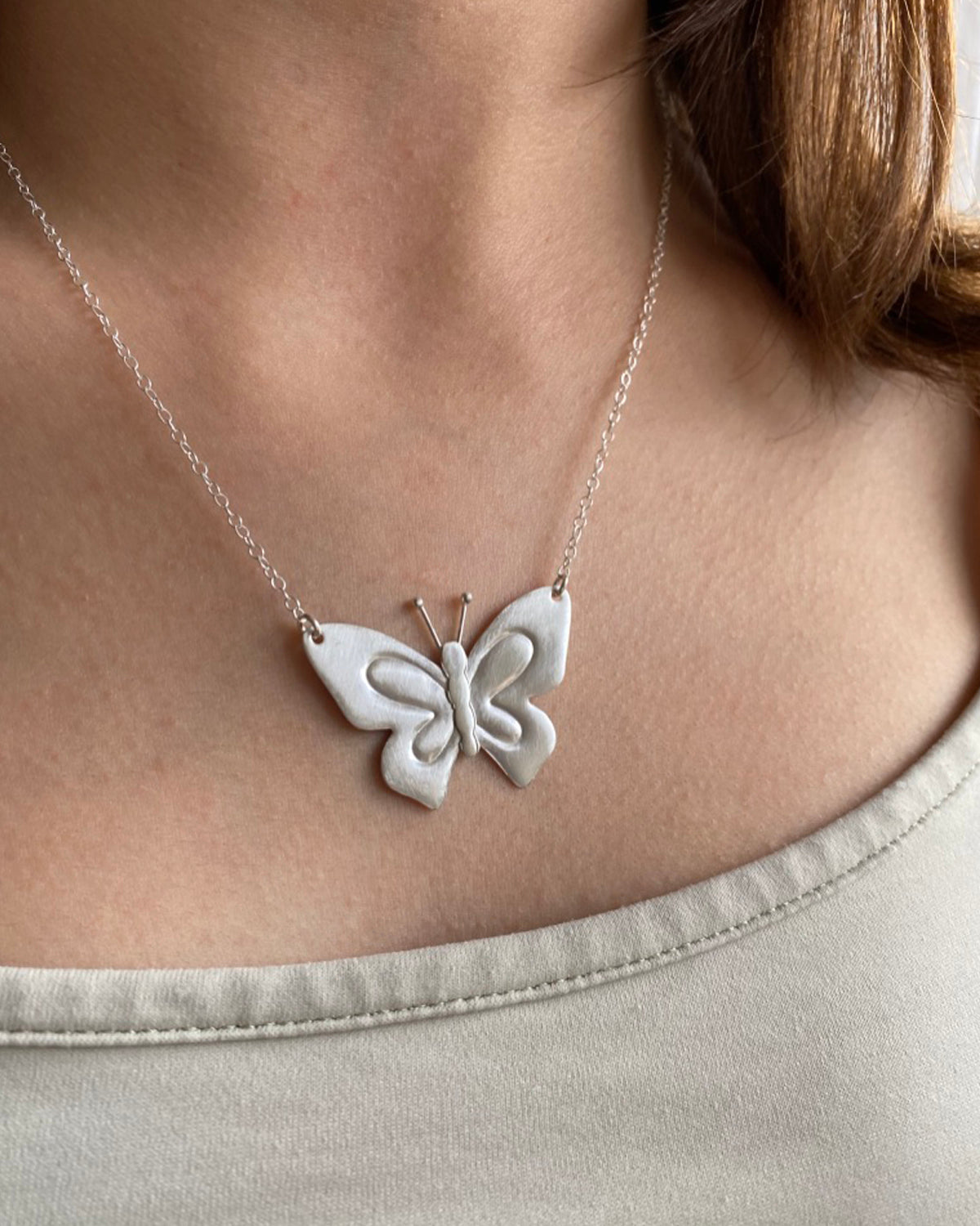 Halsband detaljrik fjäril i äkta silver 925 examenspresent