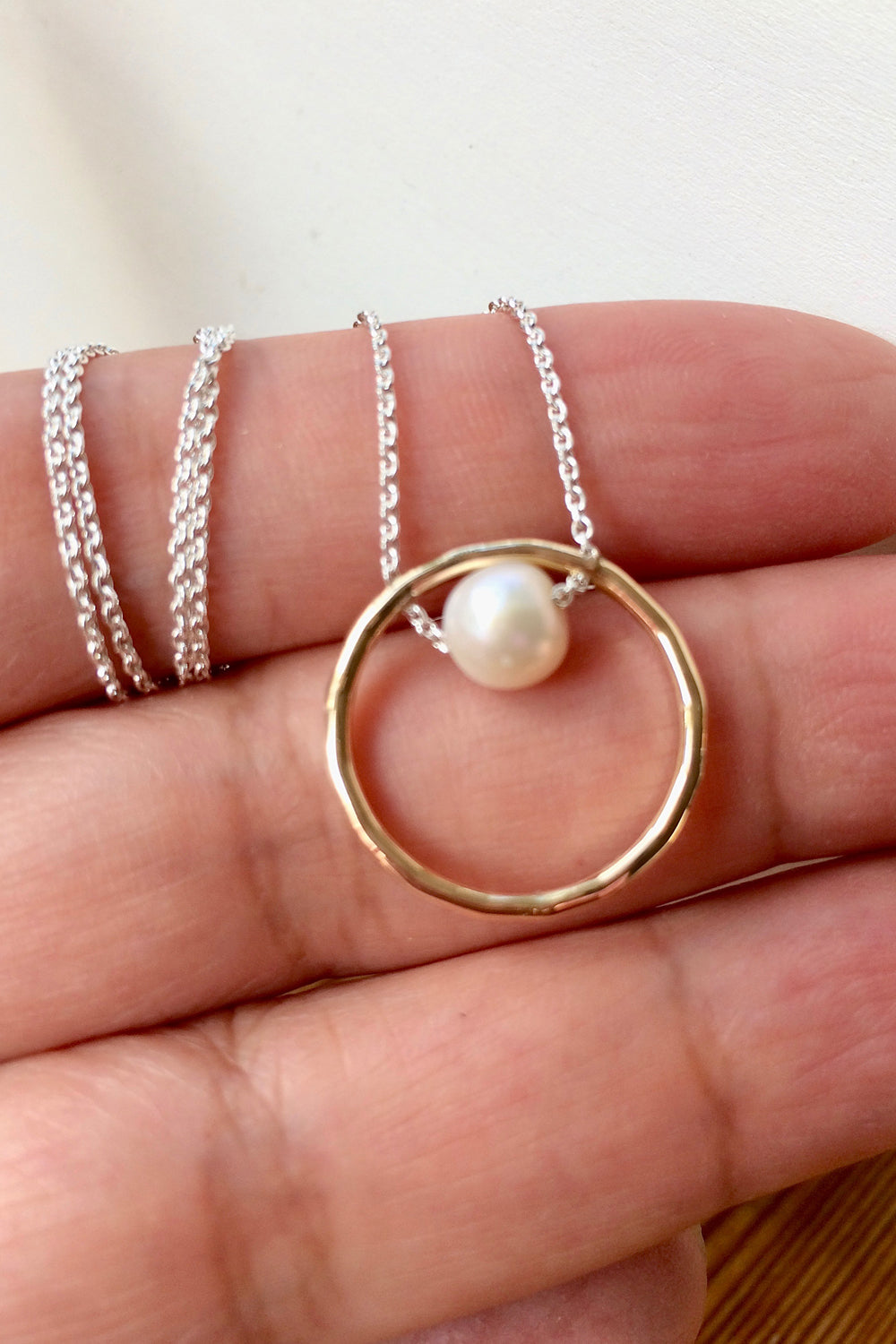 Halsband med hänge cirkel gold filled och Sterling silver med pärla, Alla Hjärtans Dag, brudsmycken