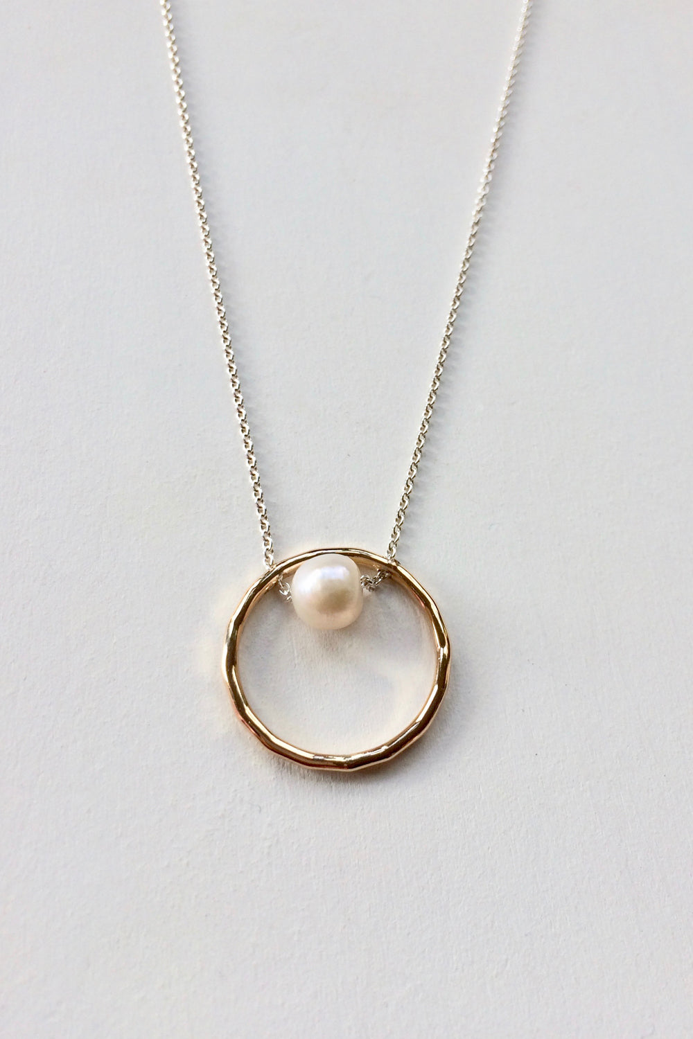 Halsband med hänge cirkel gold filled och Sterling silver med pärla, Alla Hjärtans Dag, brudsmycken