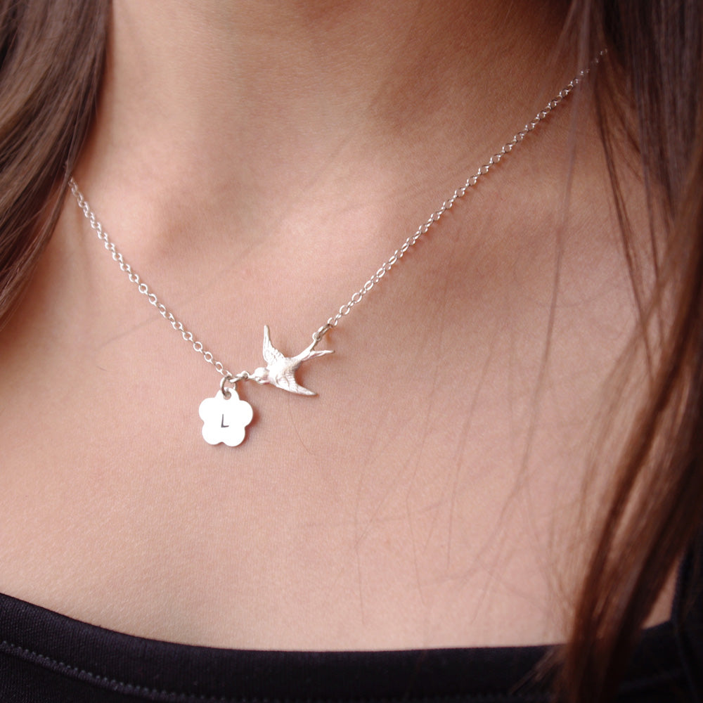 Halsband med fågel och bokstavsbricka sterling silver 925, födelsedagspresent
