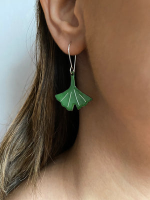 Gröna ginkgo blad emalj örhängen med krokar i äkta silver tempelträd livetsträd