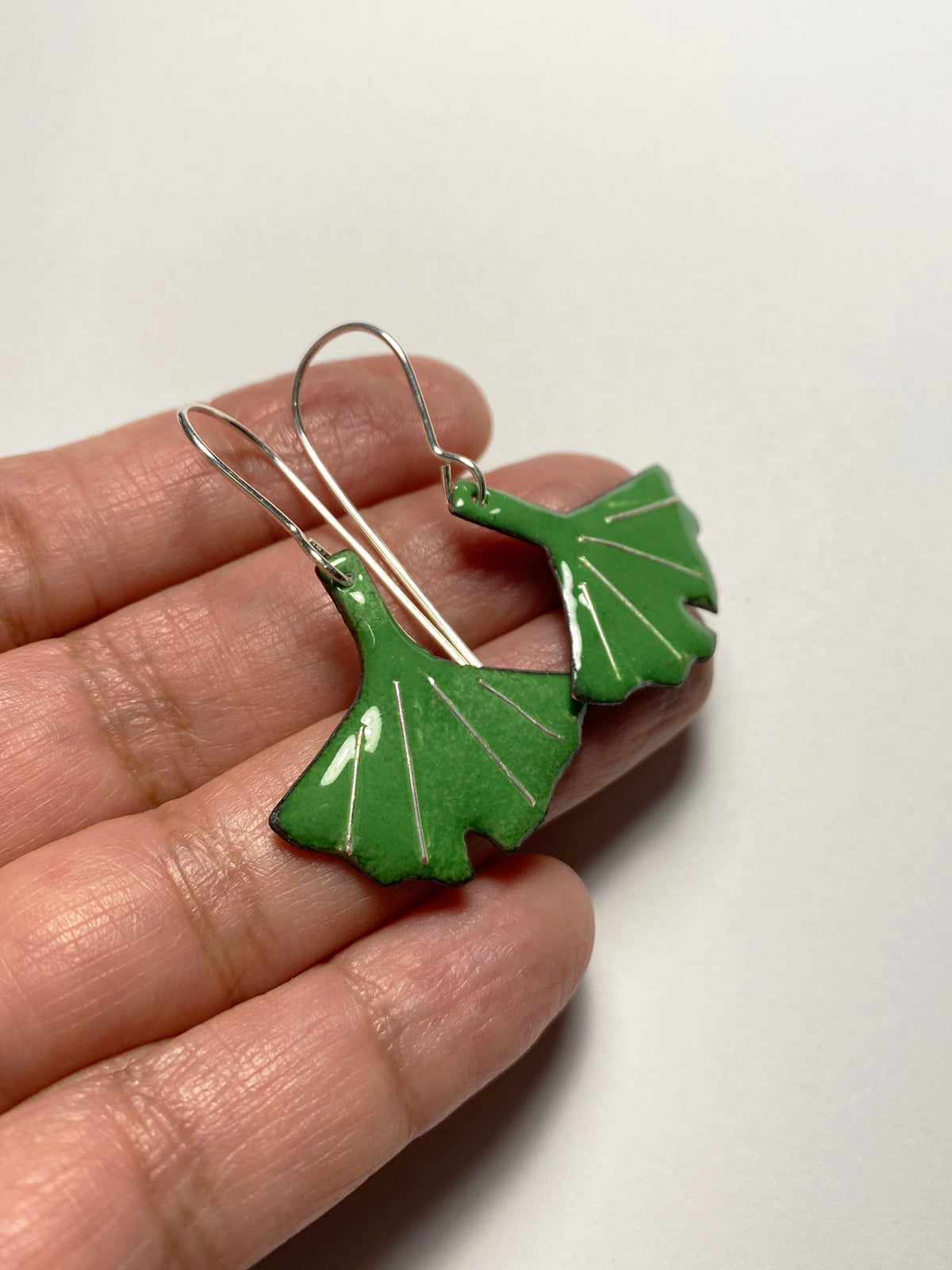 Gröna ginkgo blad emalj örhängen med krokar i äkta silver tempelträd livetsträd
