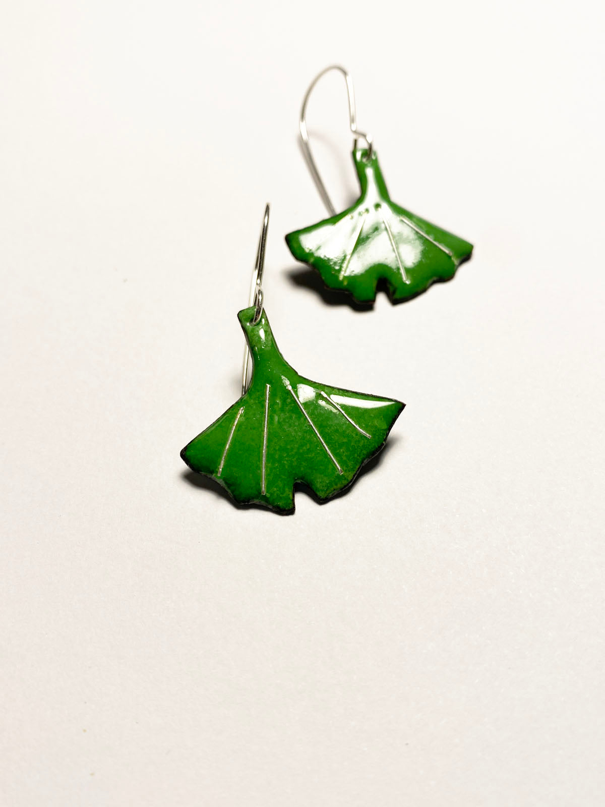 Gröna ginkgo blad emalj örhängen med krokar i äkta silver tempelträd livetsträd