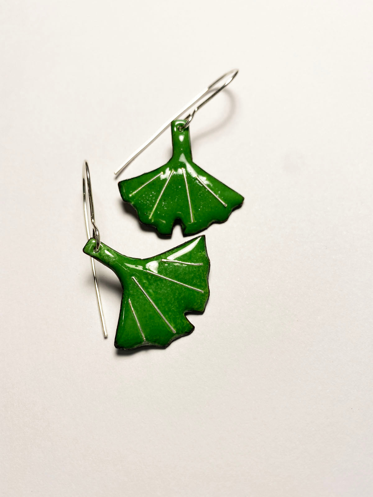 Gröna ginkgo blad emalj örhängen med krokar i äkta silver tempelträd livetsträd