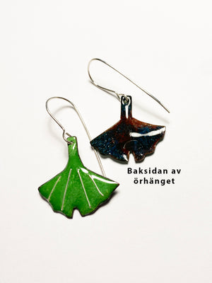 Gröna ginkgo blad emalj örhängen med krokar i äkta silver tempelträd livetsträd