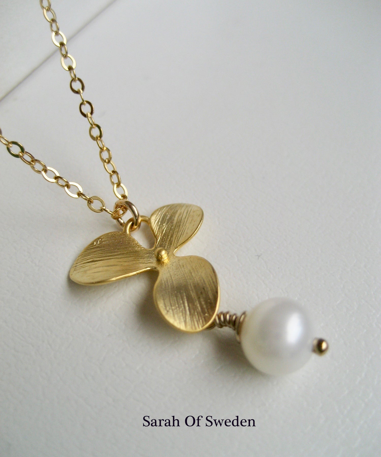 Halssmycke blomma guld eller silver, halsband guldpläterad blomma med äkta pärla