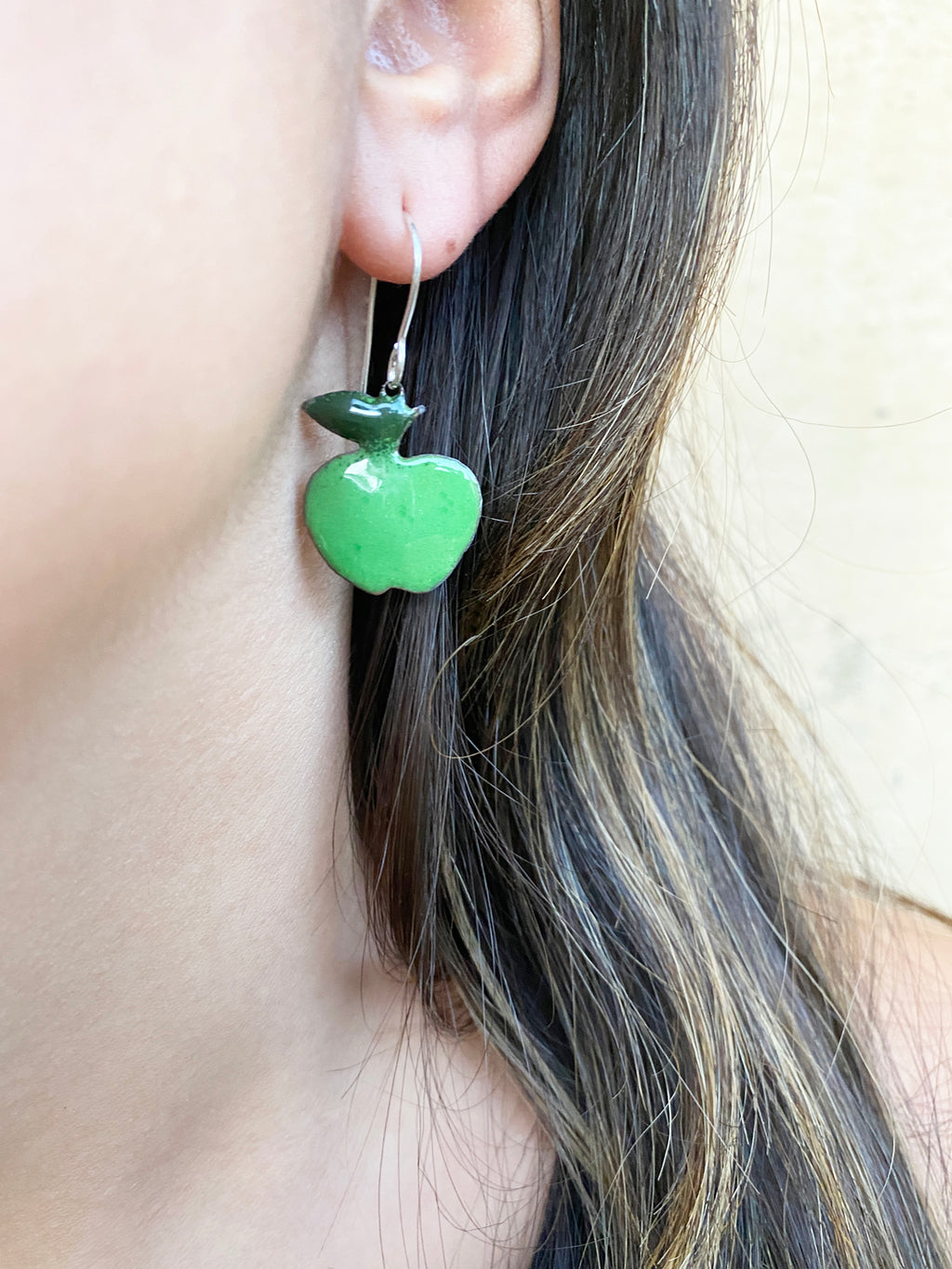 Gröna äpplen örhängen i emalj, botaniska motiv örhängen