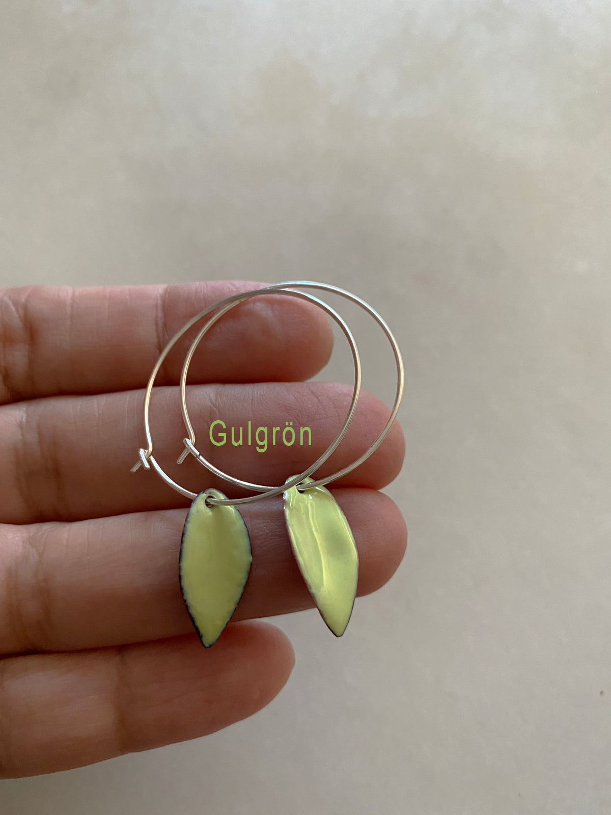 Gröna blad örhängen emalj, hoop örhängen äkta silver