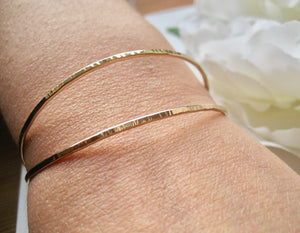 14K gold filled rund stelt armband ring med hamrad yta, Armring