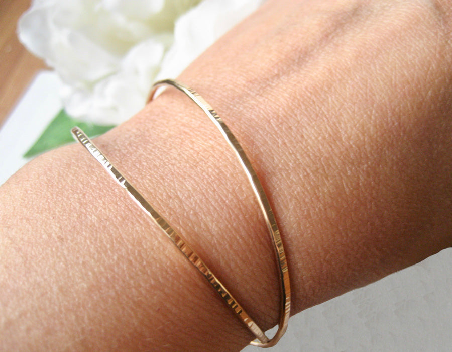 14K gold filled rund stelt armband ring med hamrad yta, Armring