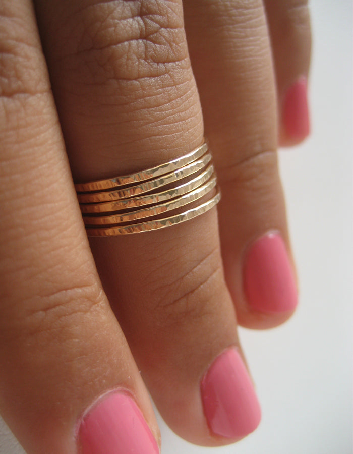 Tunn hamrad ring i 14k gold filled, knogring, tumring