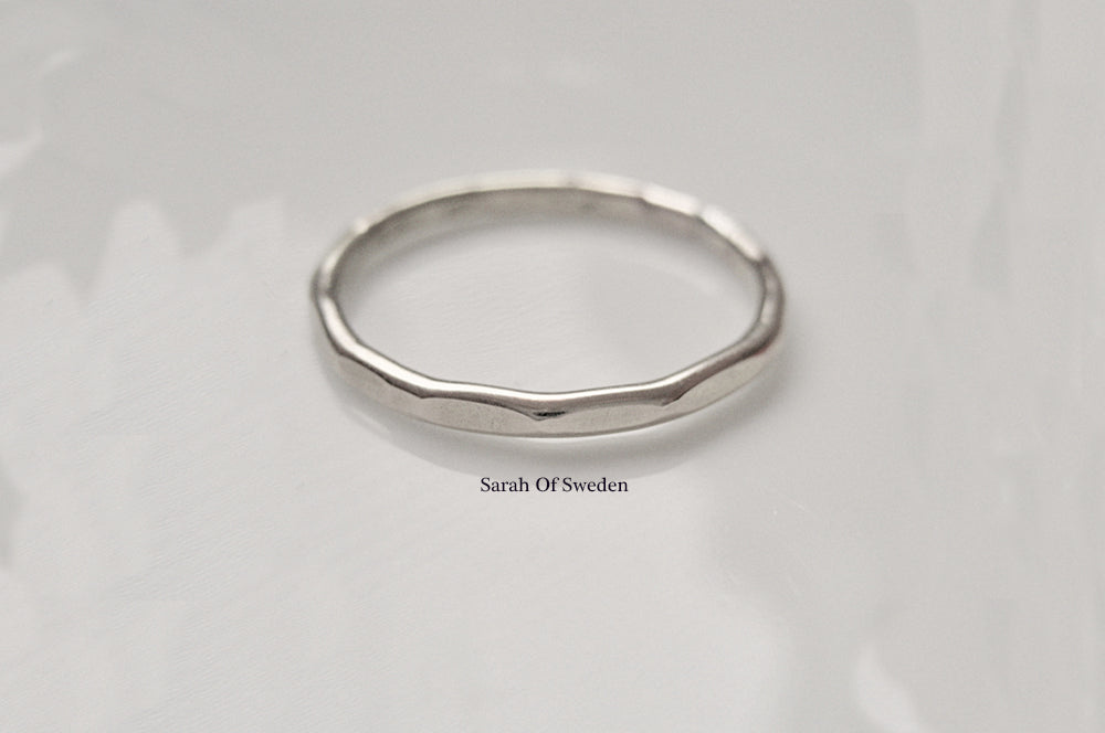 Hamrad fasetterad ring i 14k gold filled, unisex ring, tumring