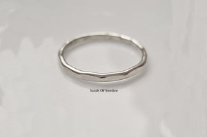 Hamrad fasetterad ring i 14k gold filled, unisex ring, tumring