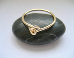 Söt ring i 14k guldfylld, love knot ring förlovningsring 14k gold filled, hand i hand ring