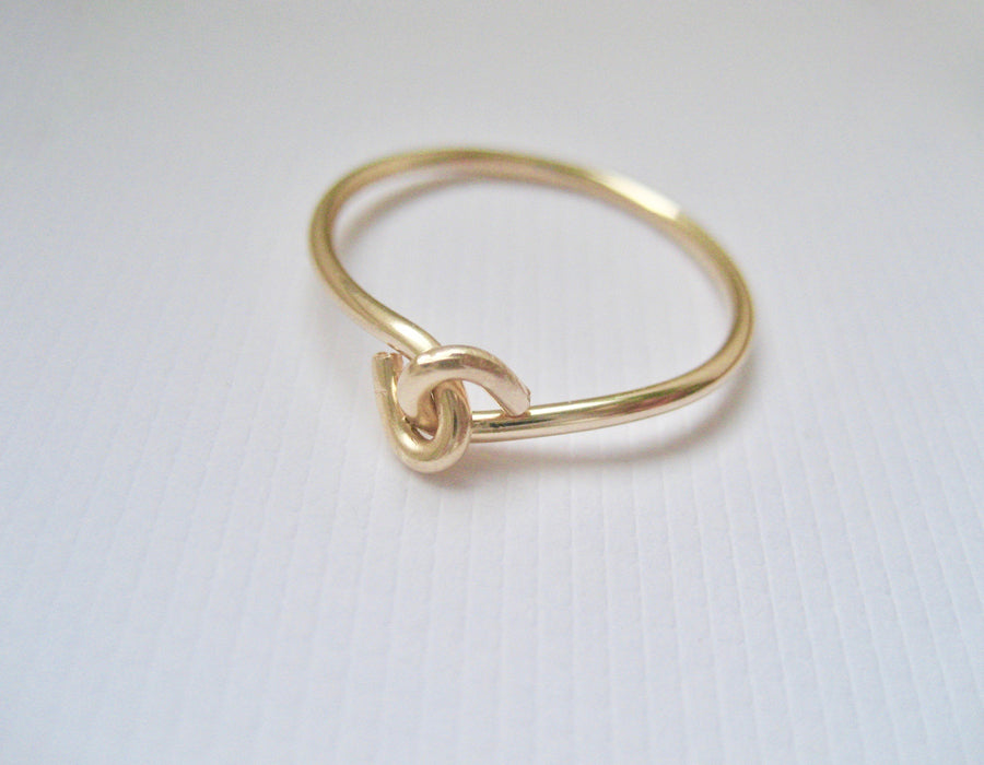Söt ring i 14k guldfylld, love knot ring förlovningsring 14k gold filled, hand i hand ring