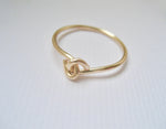 Söt ring i 14k guldfylld, love knot ring förlovningsring 14k gold filled, hand i hand ring