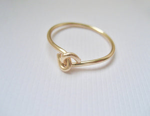 Söt ring i 14k guldfylld, love knot ring förlovningsring 14k gold filled, hand i hand ring