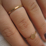 Hamrad fasetterad ring i 14k gold filled, unisex ring, tumring