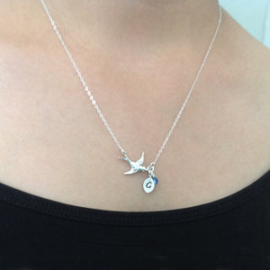 Flygande fågel halsband med bokstav och Swarovski månadssten