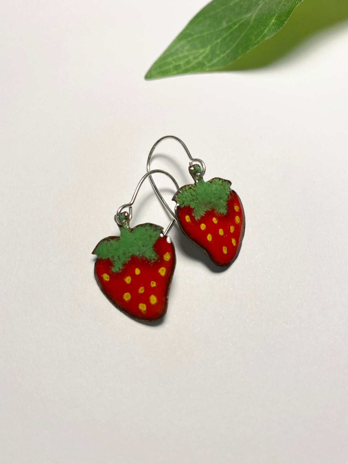 Söta jordgubbar örhängen emalj, botaniska örhängen svenska jordgubbar