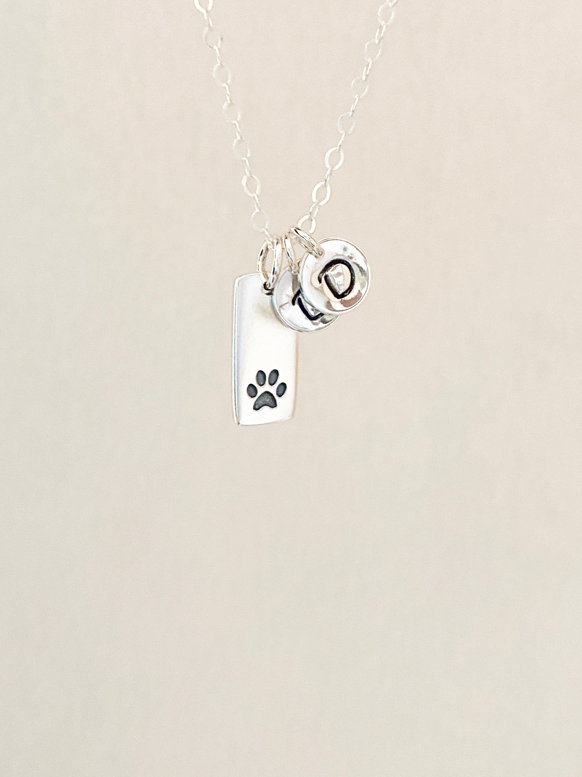 Halsband tassavtryck med bokstäver sterling silver