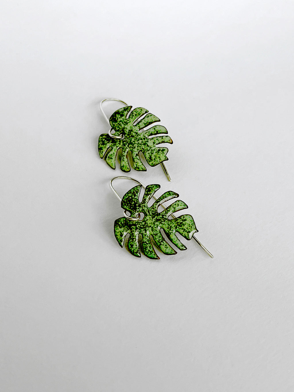 Örhängen emalj tropiska örhängen monstera blad 2 gröna nyanser