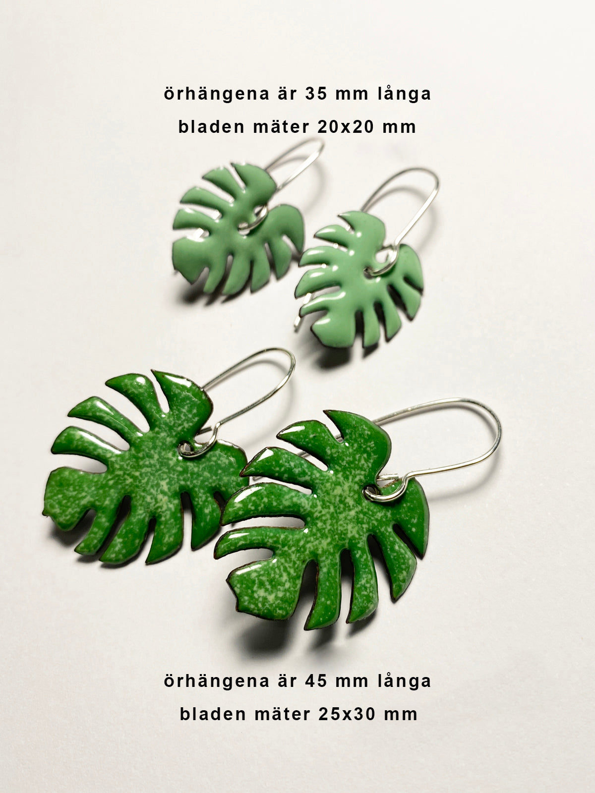 Mörkgröna monstera örhängen två gröna nyanser av emalj, tropiska örhängen