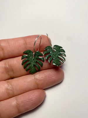 Mörkgröna monstera örhängen emalj lövörhängen, tropiska örhängen