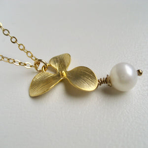 Halssmycke blomma guld eller silver, halsband guldpläterad blomma med äkta pärla