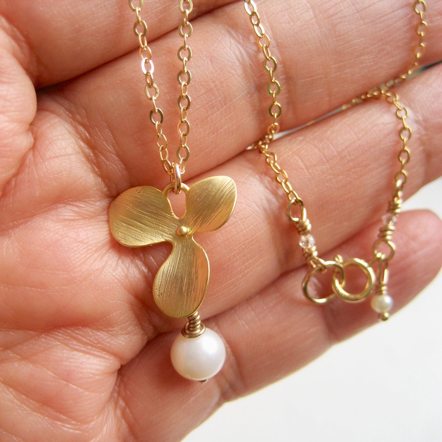 Halssmycke blomma guld eller silver, halsband guldpläterad blomma med äkta pärla